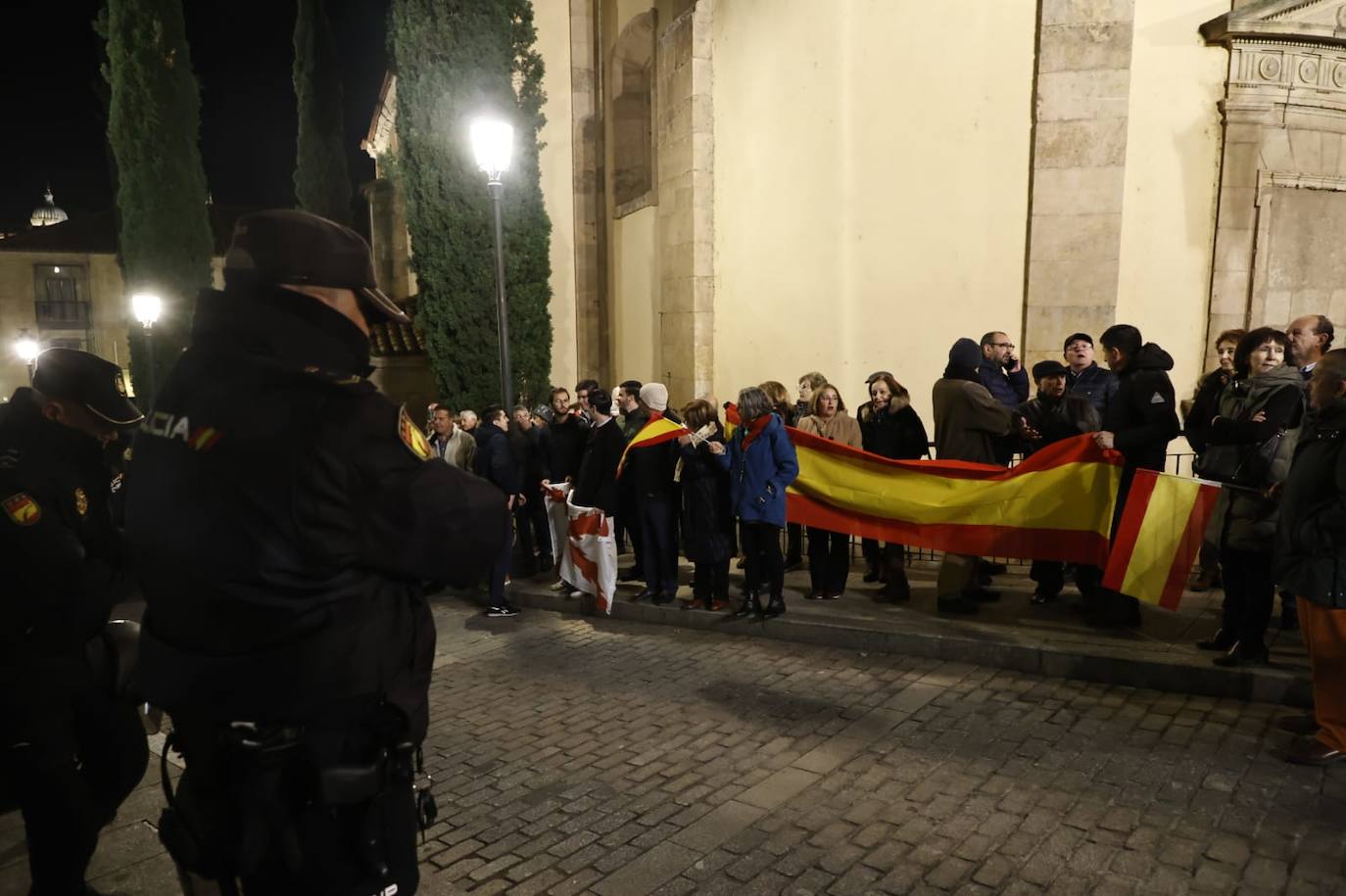 La protesta contra la sede del PSOE en imágenes