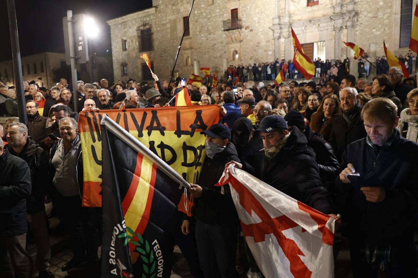 La protesta contra la sede del PSOE en imágenes