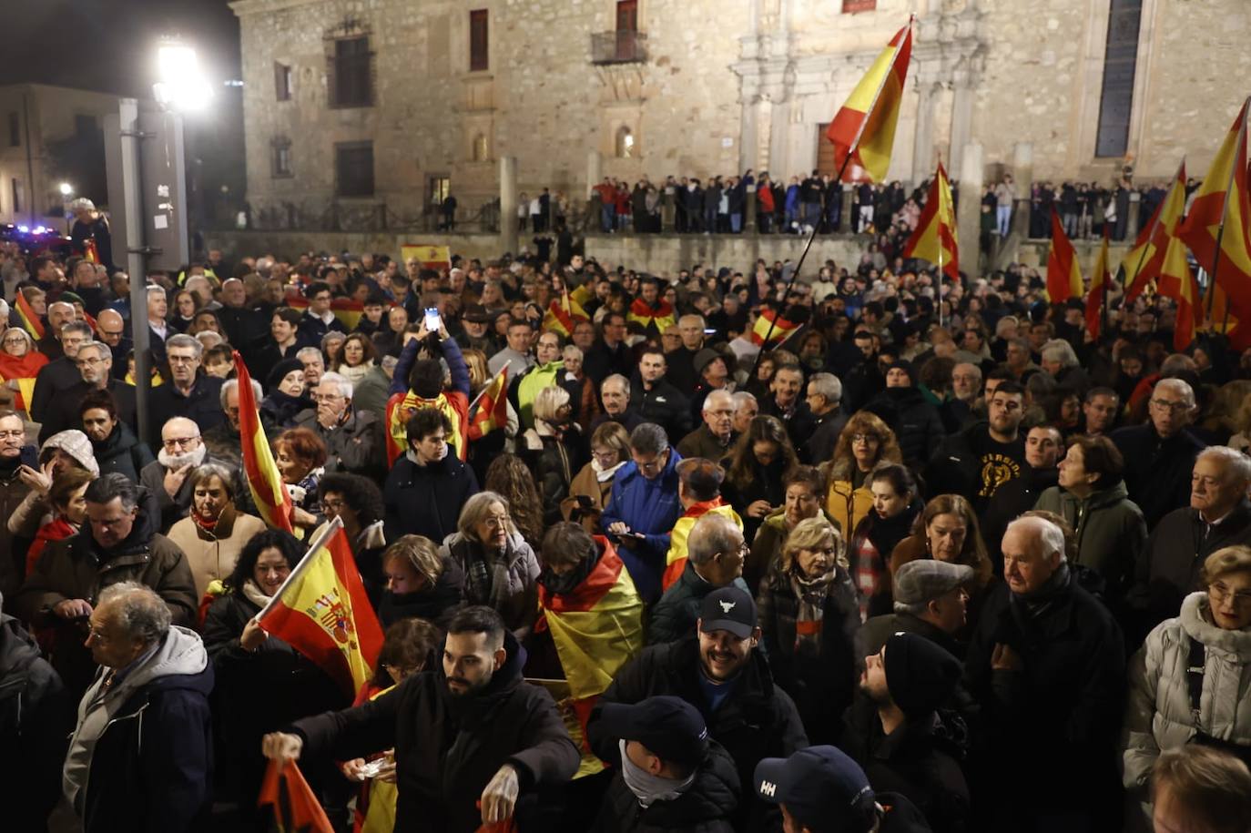 La protesta contra la sede del PSOE en imágenes