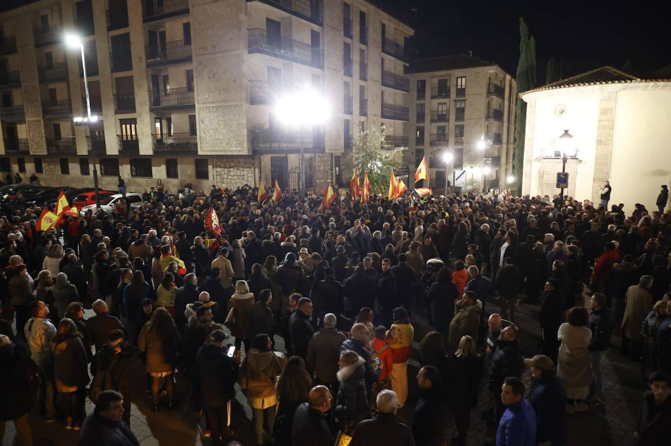 La protesta contra la sede del PSOE en imágenes