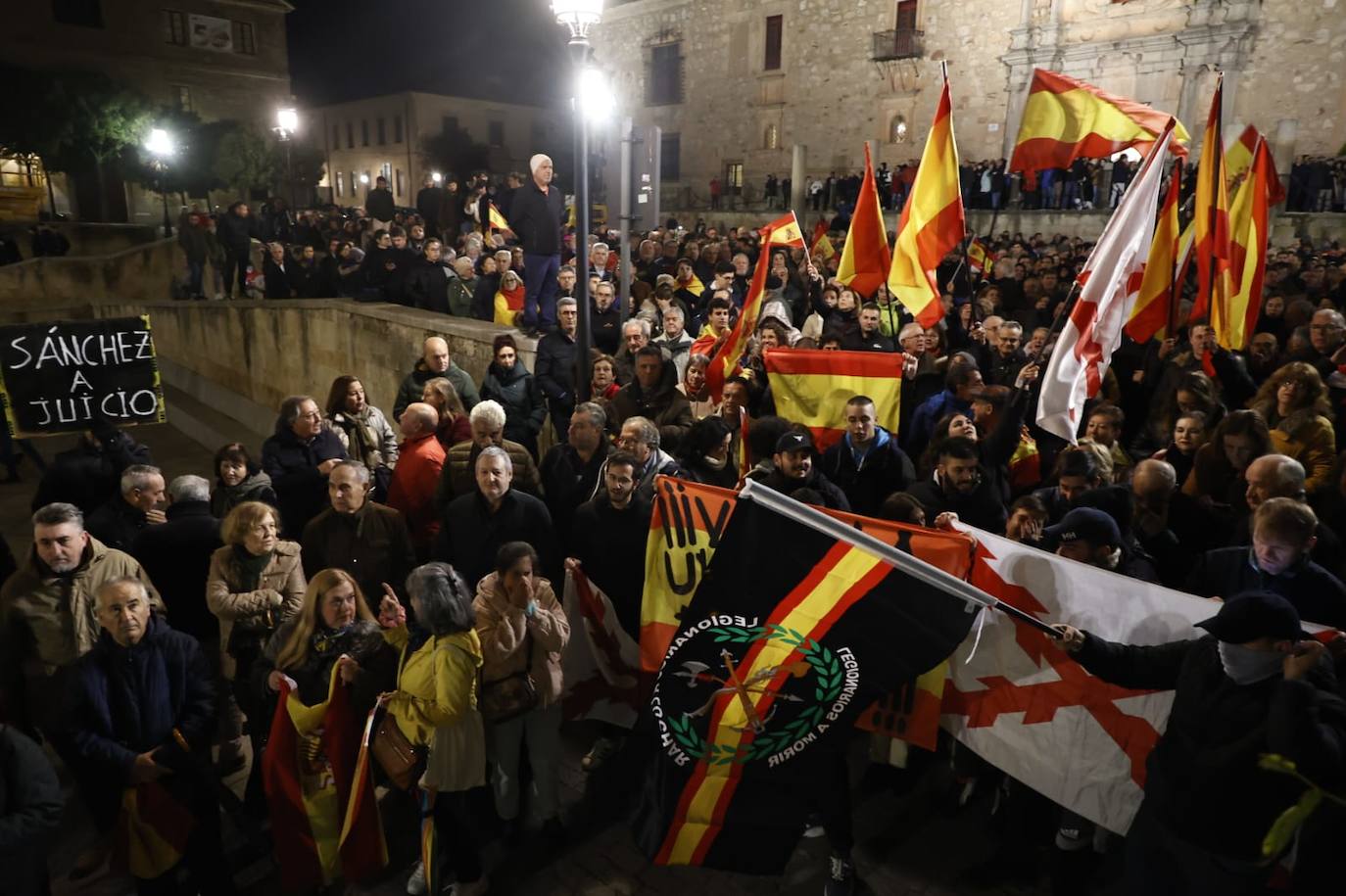 La protesta contra la sede del PSOE en imágenes