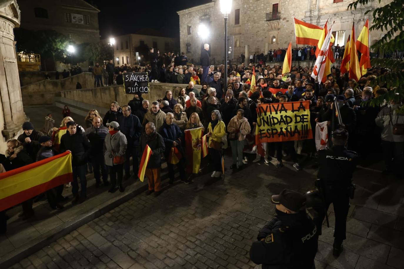 La protesta contra la sede del PSOE en imágenes