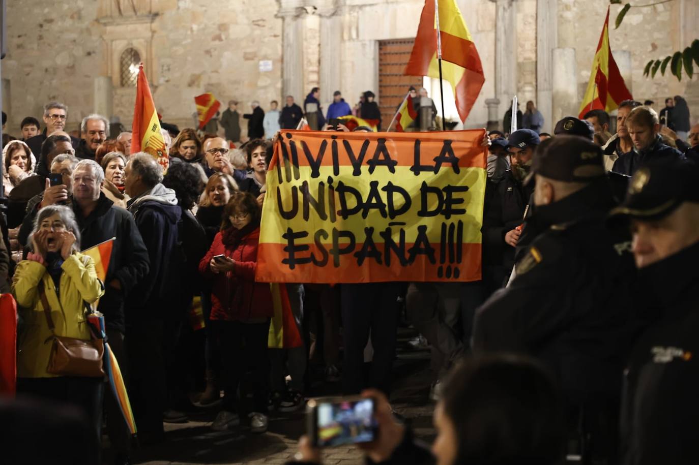 La protesta contra la sede del PSOE en imágenes