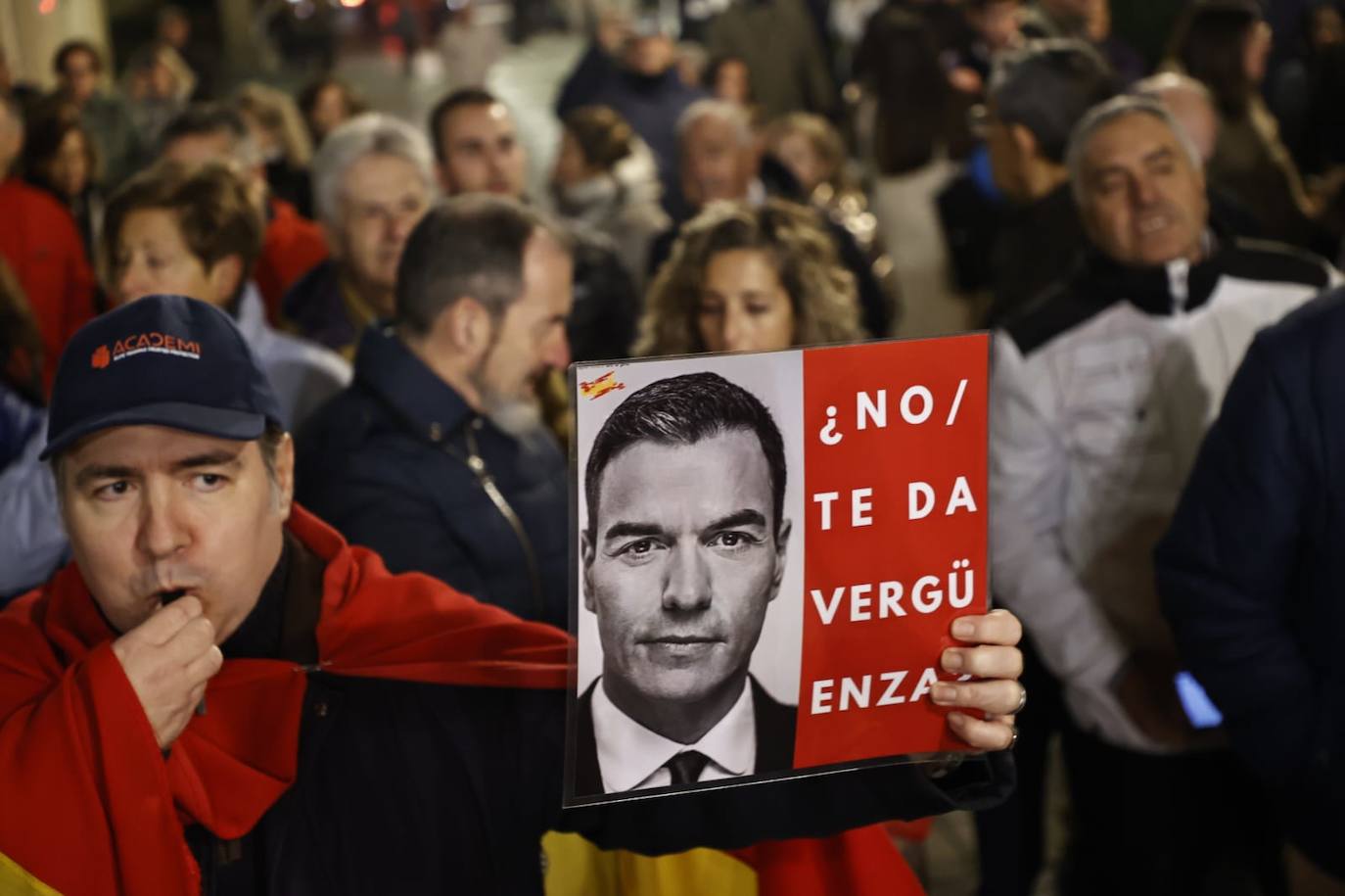 La protesta contra la sede del PSOE en imágenes