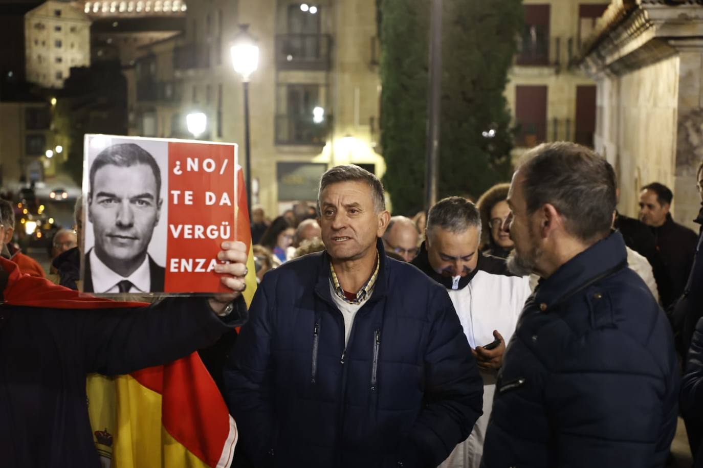 La protesta contra la sede del PSOE en imágenes