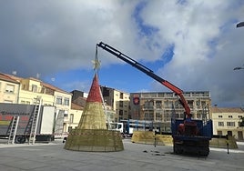 Imagen de los trabajos de colocación del gran árbol de Navidad que anuncia la llegada de las fiestas navideñas.