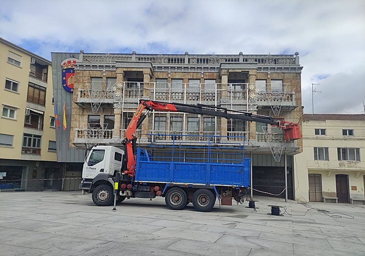 Imagen de la colocación de las luces en la fachada del Ayuntamiento.