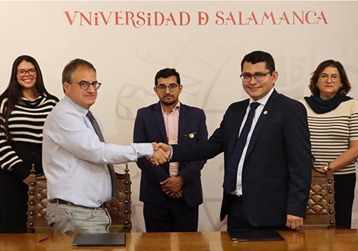 Momento del acuerdo entre las dos universidades.