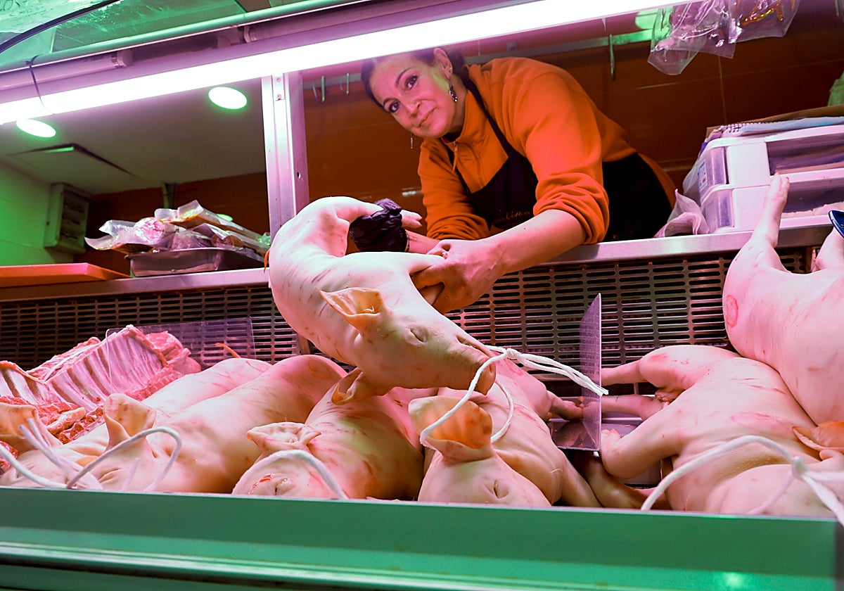 Carnicería con tostones a la venta.