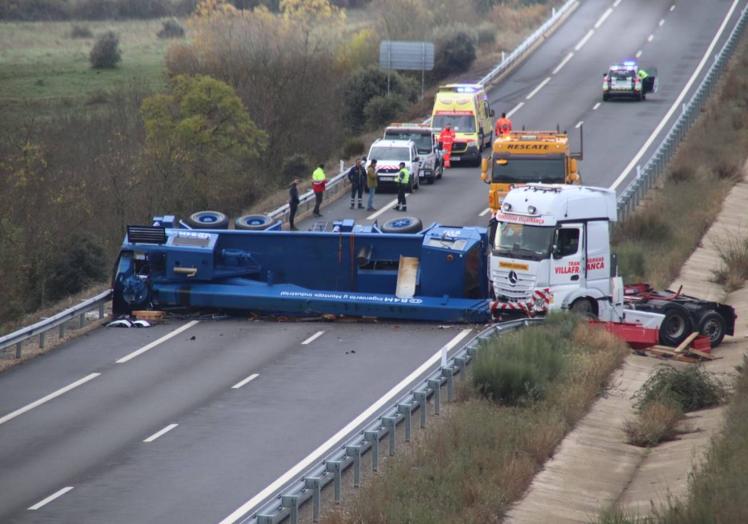 La grúa quedó completamente cruzada en la carretera.