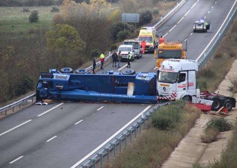 Imagen secundaria 1 - Fallece un hombre tras un accidente entre un turismo y un camión grúa en Guijuelo