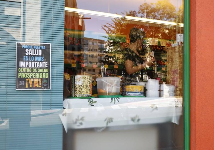 Una de las campañas de cartelería que ha llevado a cabo la asociación vecinal del barrio en los comercios de la zona.