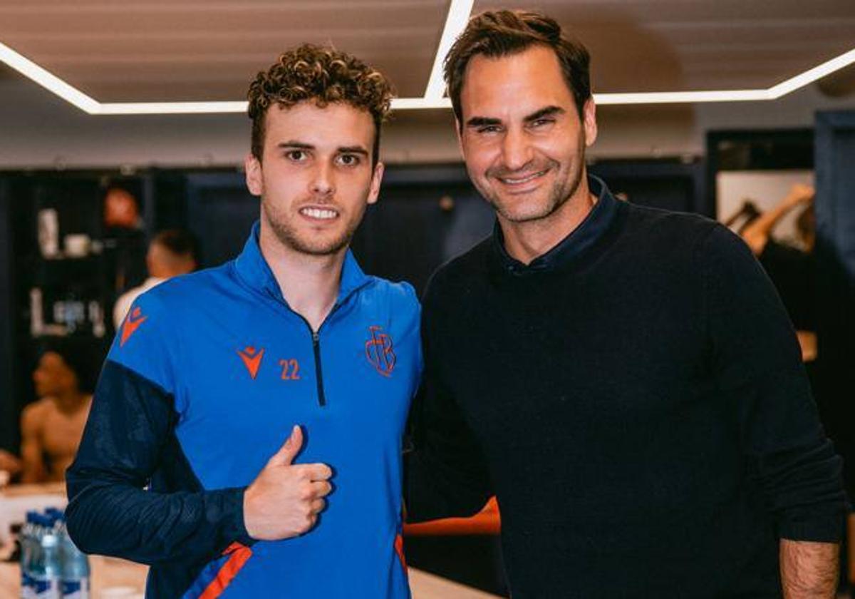 El jugador salmantino Sergio López, junto con Roger Federer tras un partido del FC Basel, del que es gran aficionado.