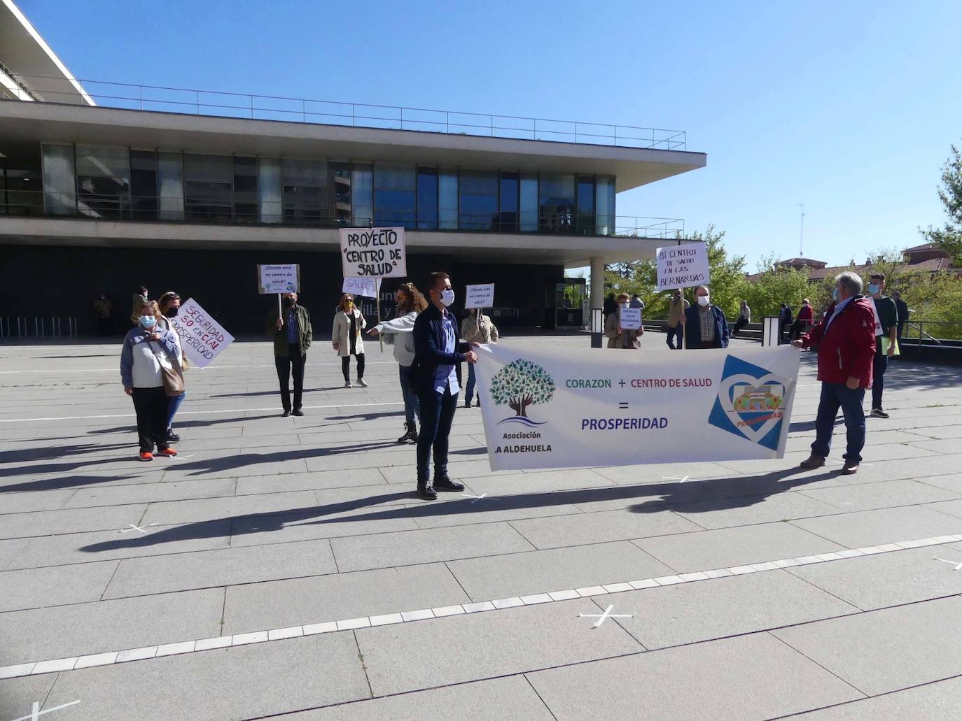 Varios vecinos protestan durante días para pedir el Centro de Salud frente a la delegación territorial de la Junta en 2021