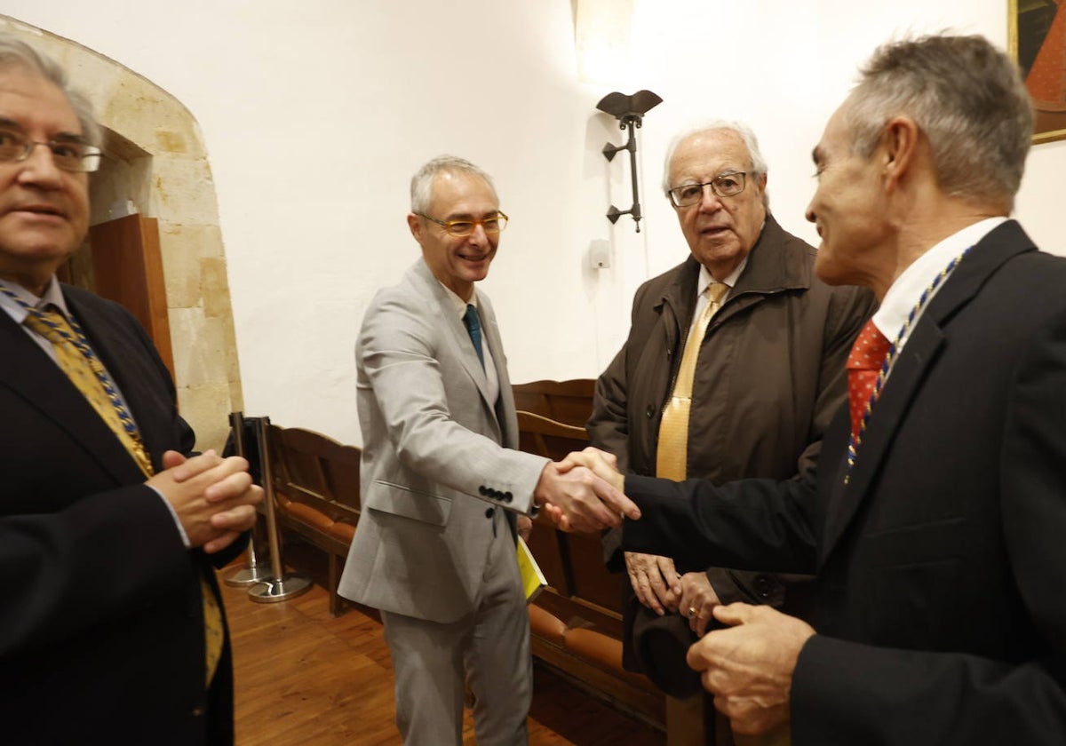 Ricardo Rivero saluda a los asistentes a la presentación del libro de los 50 años de historia de la RAMSA.