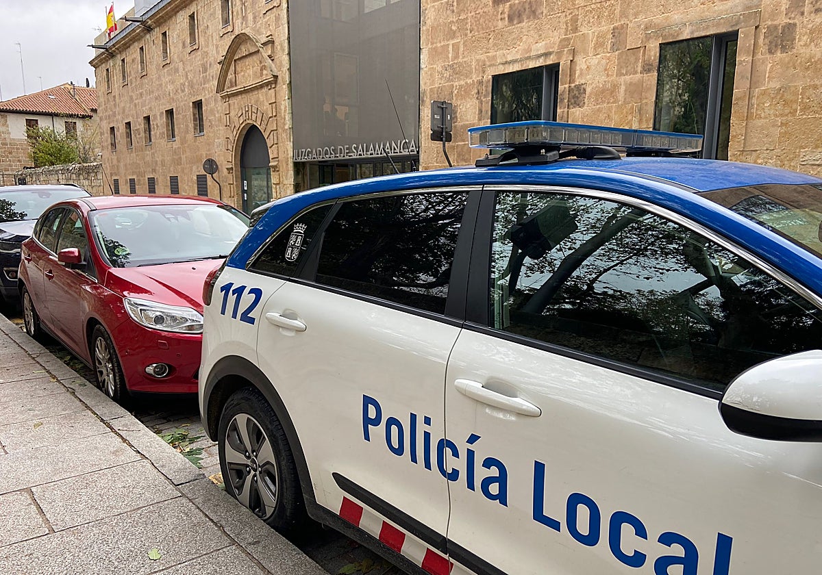 Un vehículo de la Policía Local en los Juzgados de Colón.