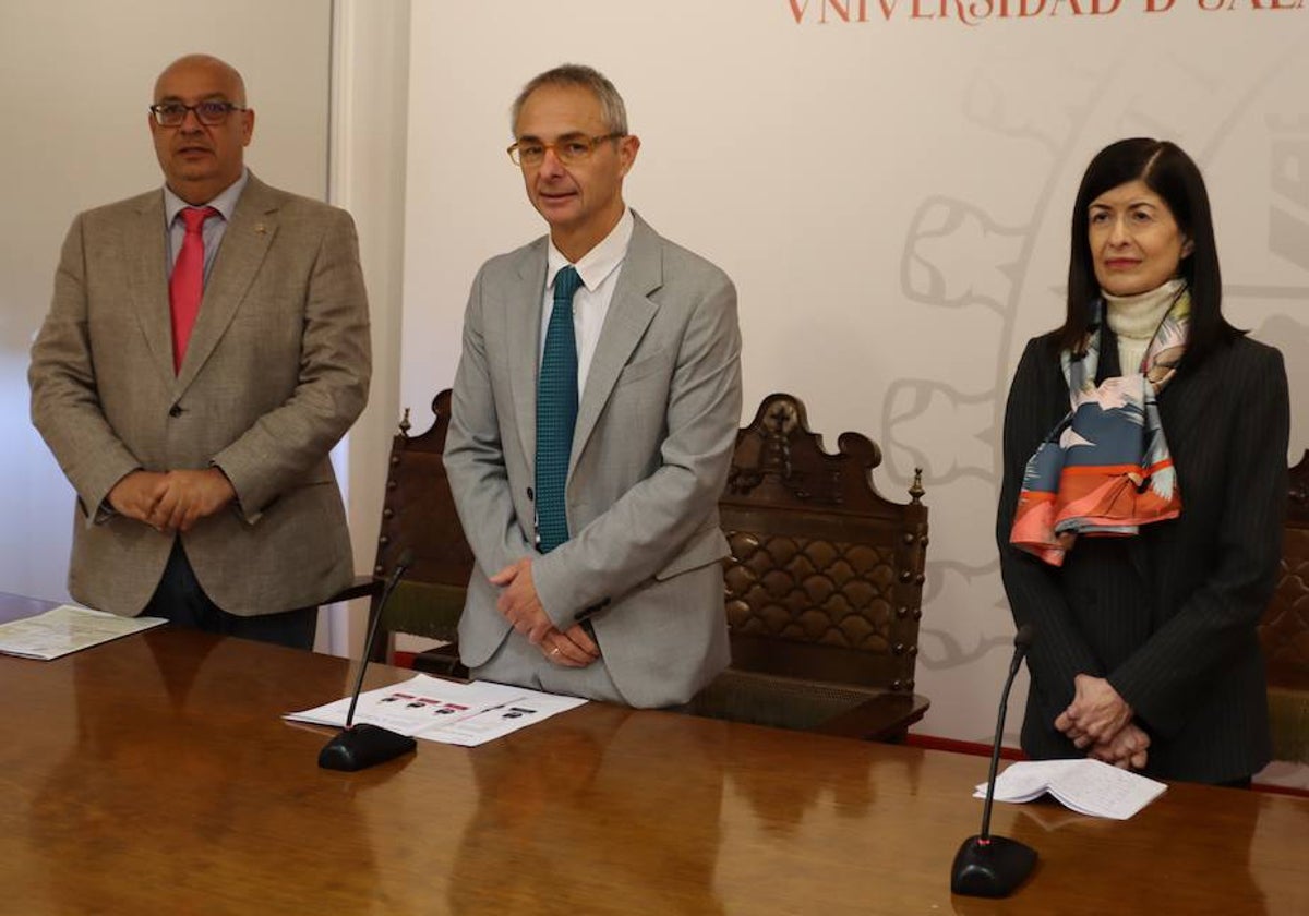 El rector de la Universidad de Salamanca, Ricardo Rivero, acompañado por Jesús Ángel Jiménez, vicedecano de Docencia de la Facultad de Geografía e Historia, y Teresa Paliza, catedrática del Departamento de Historia del Arte.