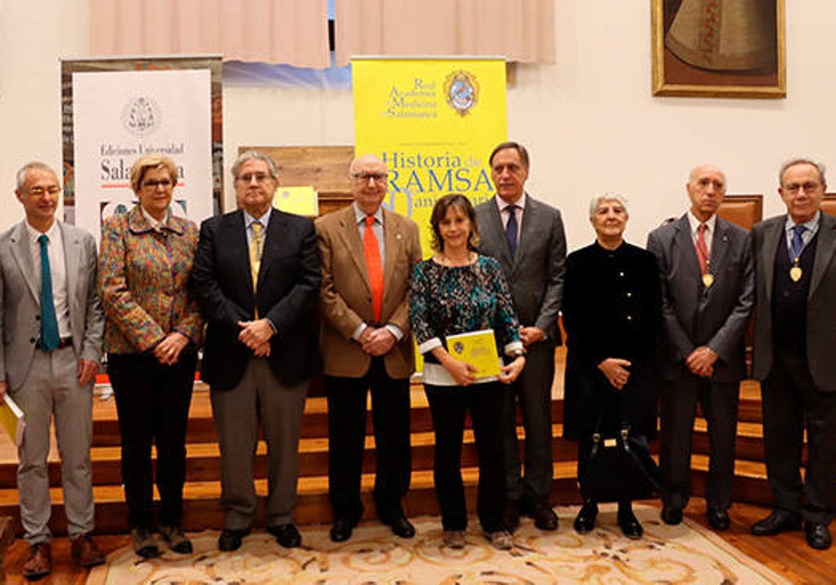 Foto de familia en la presentación del libro.