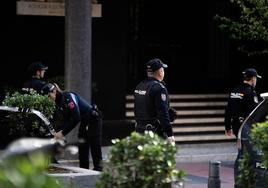 Agentes de la Policía Nacional en la zona donde se ha disparado al exlíder del Partido Popular de Cataluña y cofundador de Vox, Alejo Vidal-Quadras