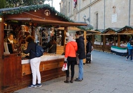 Uno de los puestos navideños de la Plaza de Anaya en el año 2017.