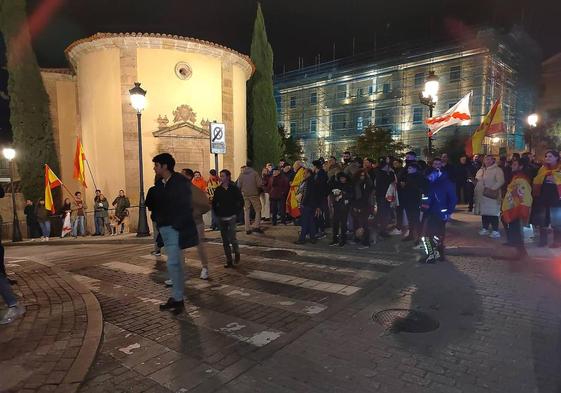 Manifestantes frente a la sede del PSOE