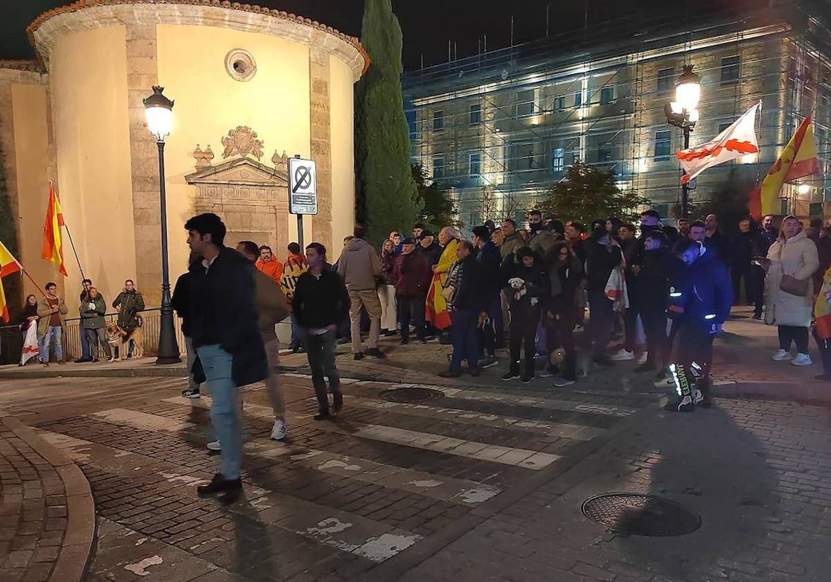 Manifestantes frente a la sede del PSOE