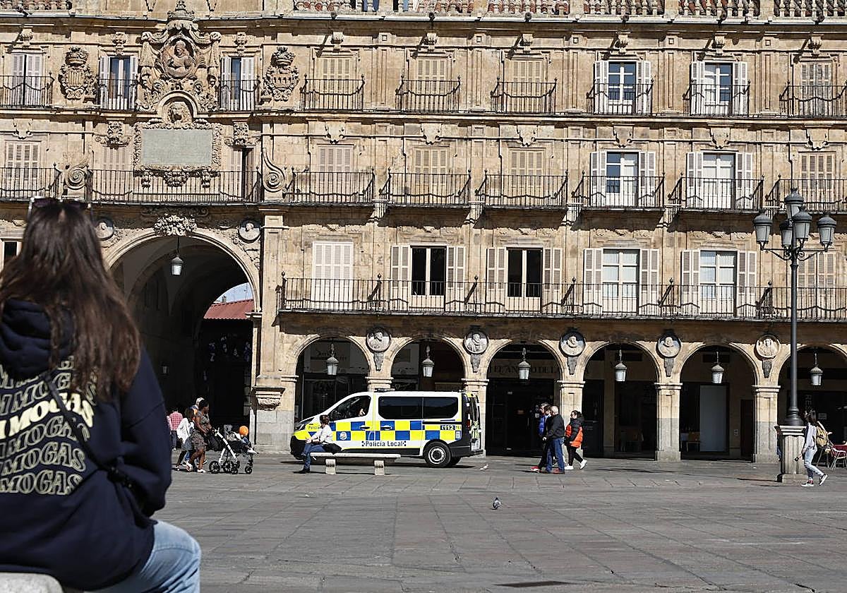 Balcones y contraventanas de diferentes colores de la Plaza Mayor.