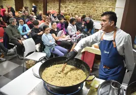Imagen del cocinero Gabriel Martín, de Catering Gabriel, preparando el rico risoto