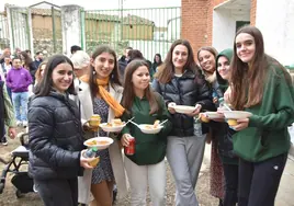 Un grupo de amigas disfrutando de la comida en Horcajo