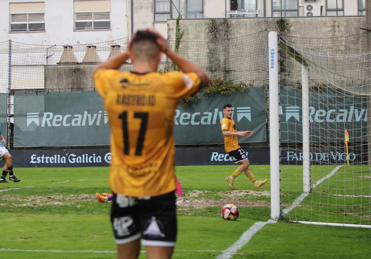 Rastrojo se lleva las manos a la cabeza tras una ocasión fallada de Unionistas.