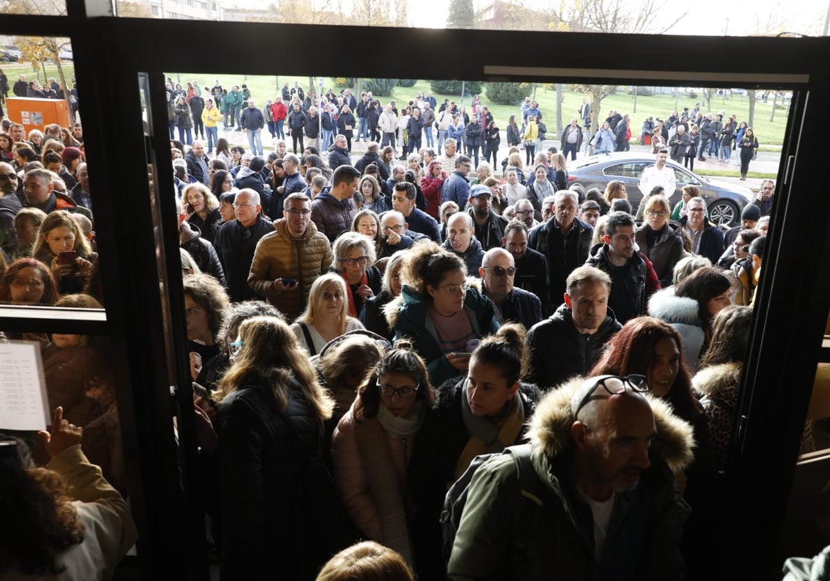 Nervios entre los 10.000 opositores a celador en Salamanca