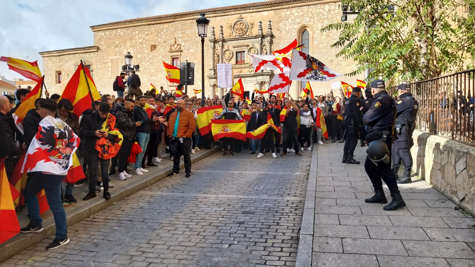 Unas 2.000 personas se concentran frente a la sede del PSOE para gritar contra Pedro Sánchez