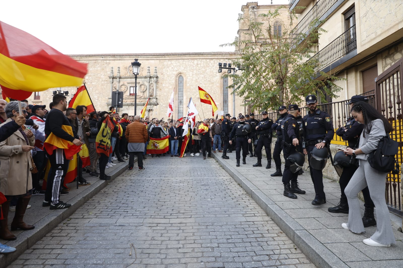 Unas 2.000 personas se concentran frente a la sede del PSOE para gritar contra Pedro Sánchez