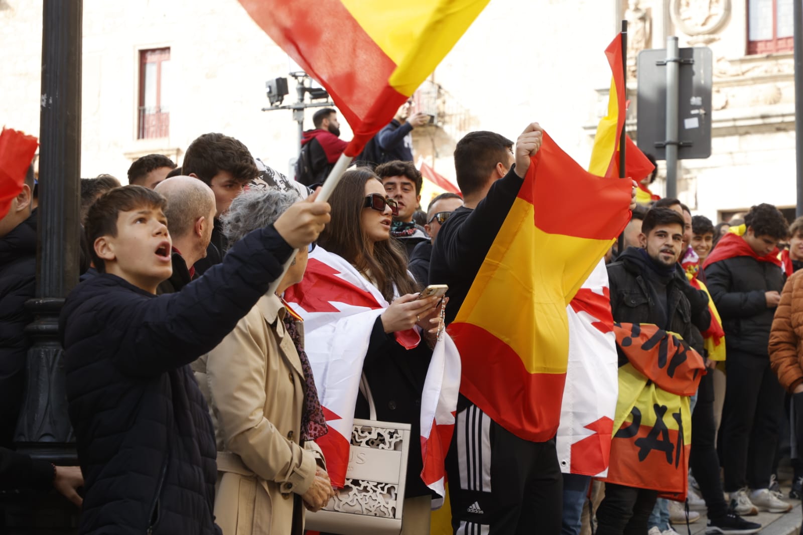 Unas 2.000 personas se concentran frente a la sede del PSOE para gritar contra Pedro Sánchez