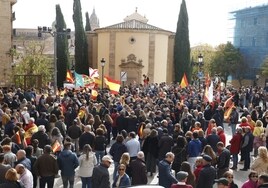 Unas 2.000 personas se concentran frente a la sede del PSOE para gritar contra Pedro Sánchez