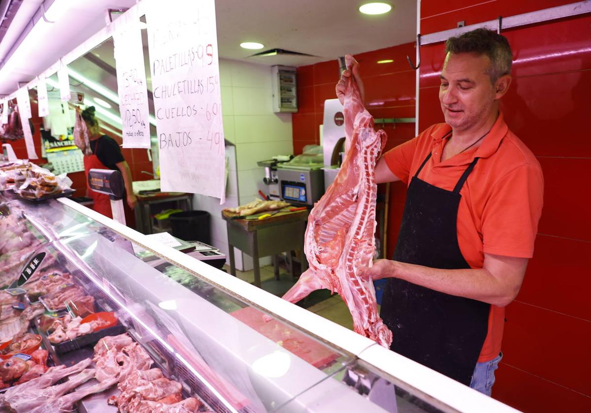 Lechazo en una de las carnicerías del Mercado.