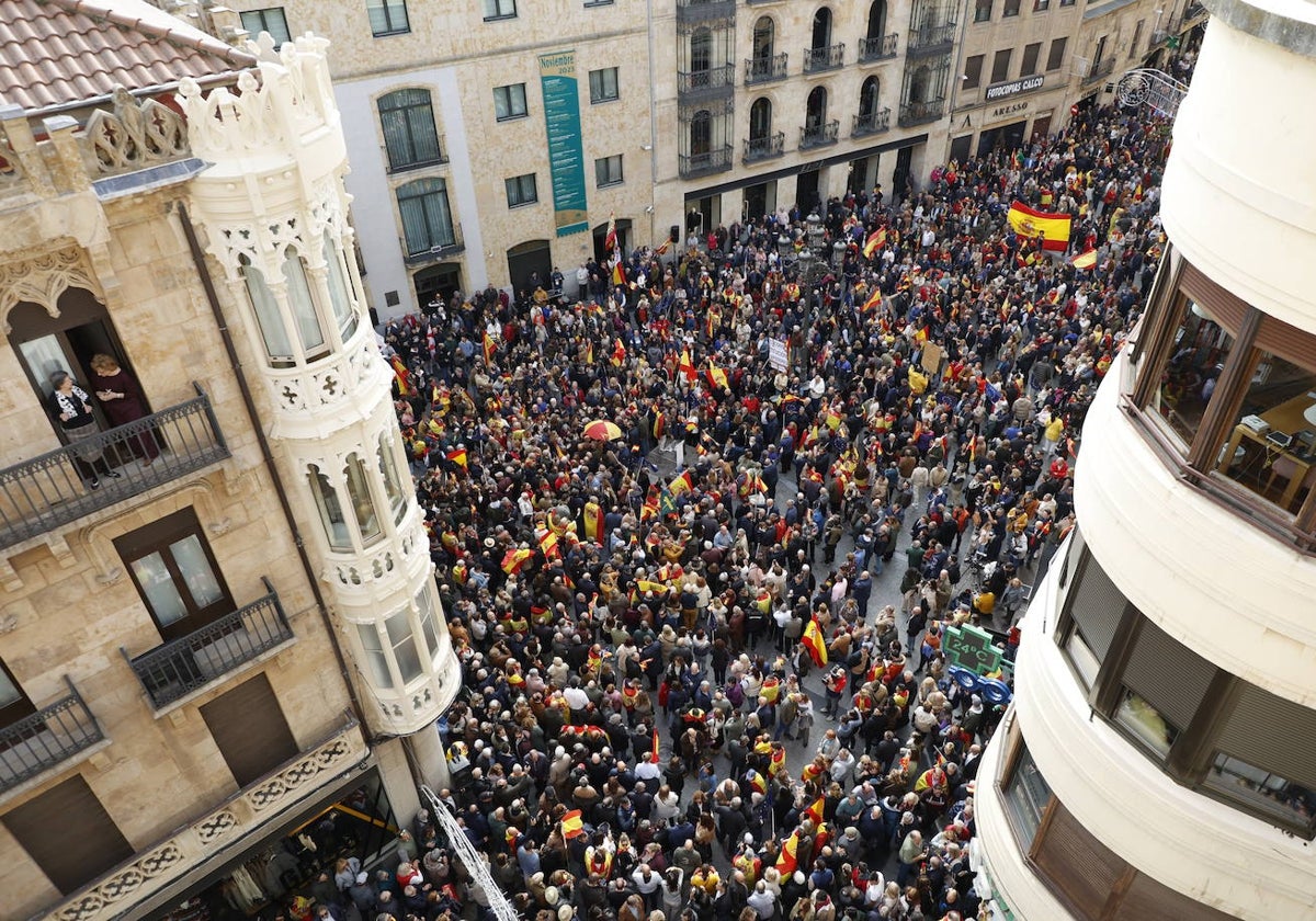 La plaza del Liceo, este domingo repleta de manifestantes contra Pedro Sánchez y sus pactos.