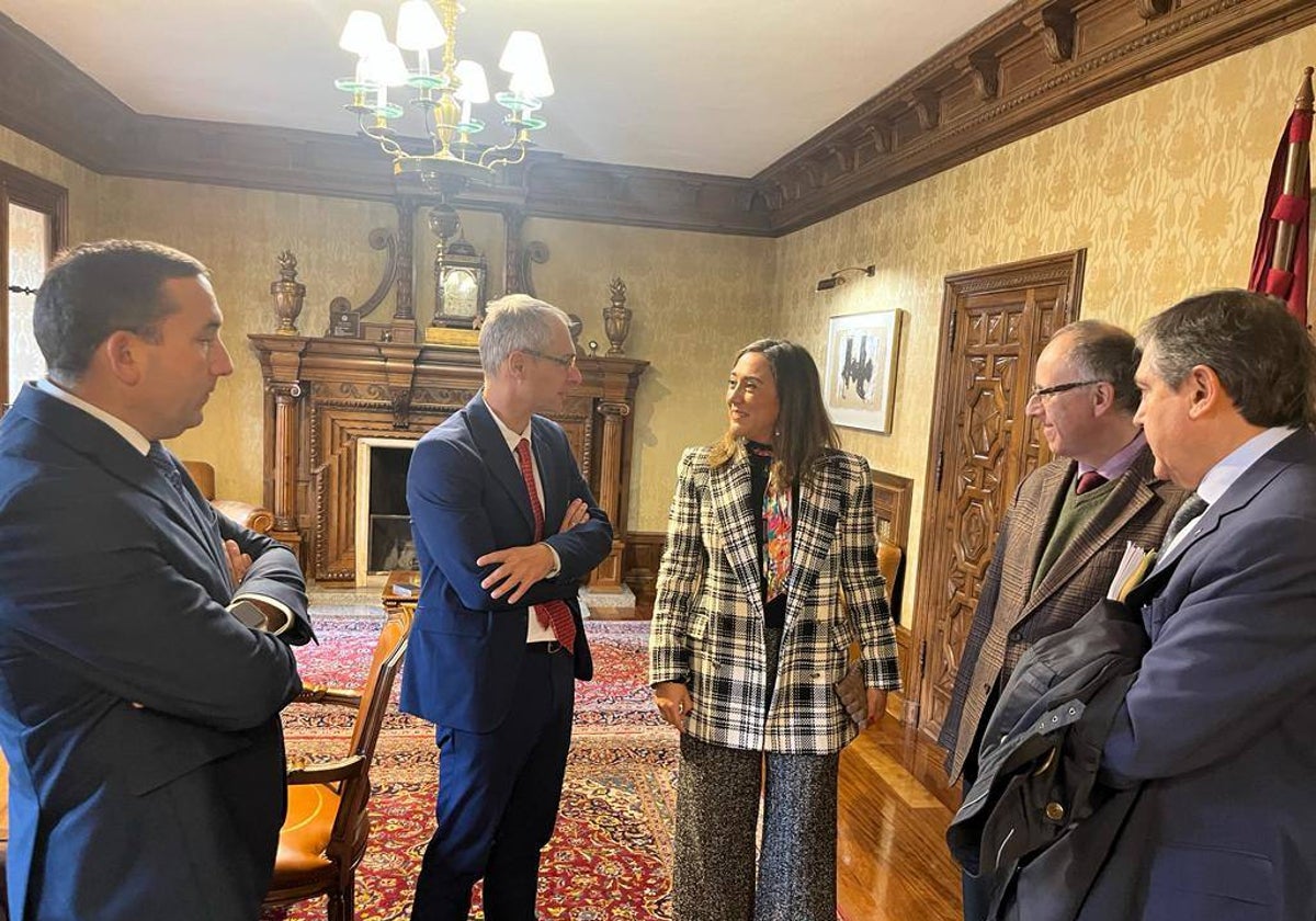 La consejera de Movilidad y Transformación Digital, María González, y el rector de la Universidad de Salamanca, Ricardo Rivero.