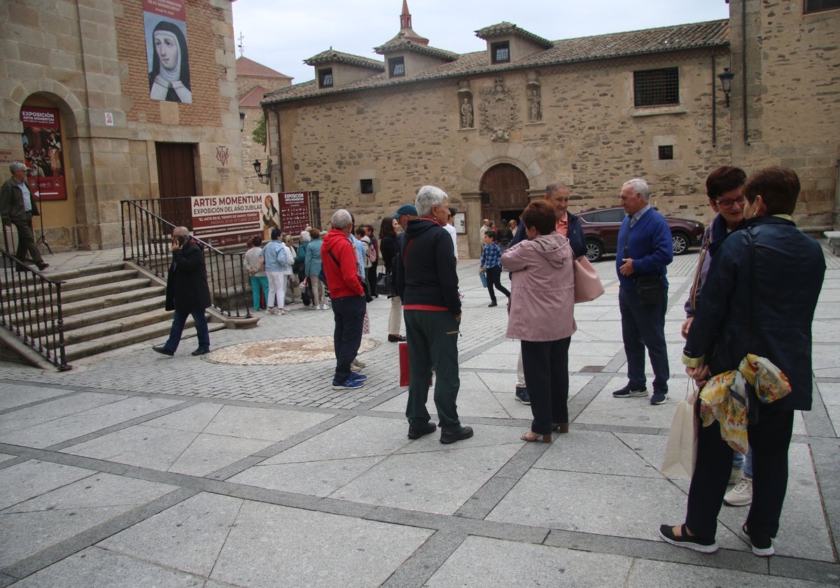 Turistas en la plaza Santa Teresa, lugar donde llegará la fibra óptica.