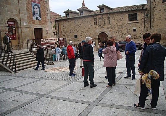 Turistas en la plaza Santa Teresa, lugar donde llegará la fibra óptica.