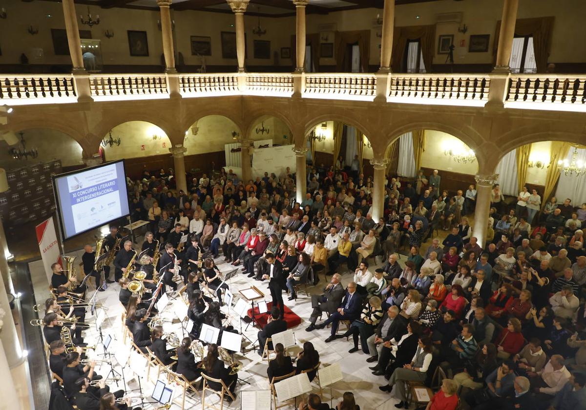 Concierto de la Banda de Música de Villamayor durante la entrega de premios de la XI edición del Concurso Literario Intergeracional de LA GACETA.