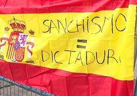 Así ha sido la concentración contra Sánchez delante de un Congreso totalmente blindado