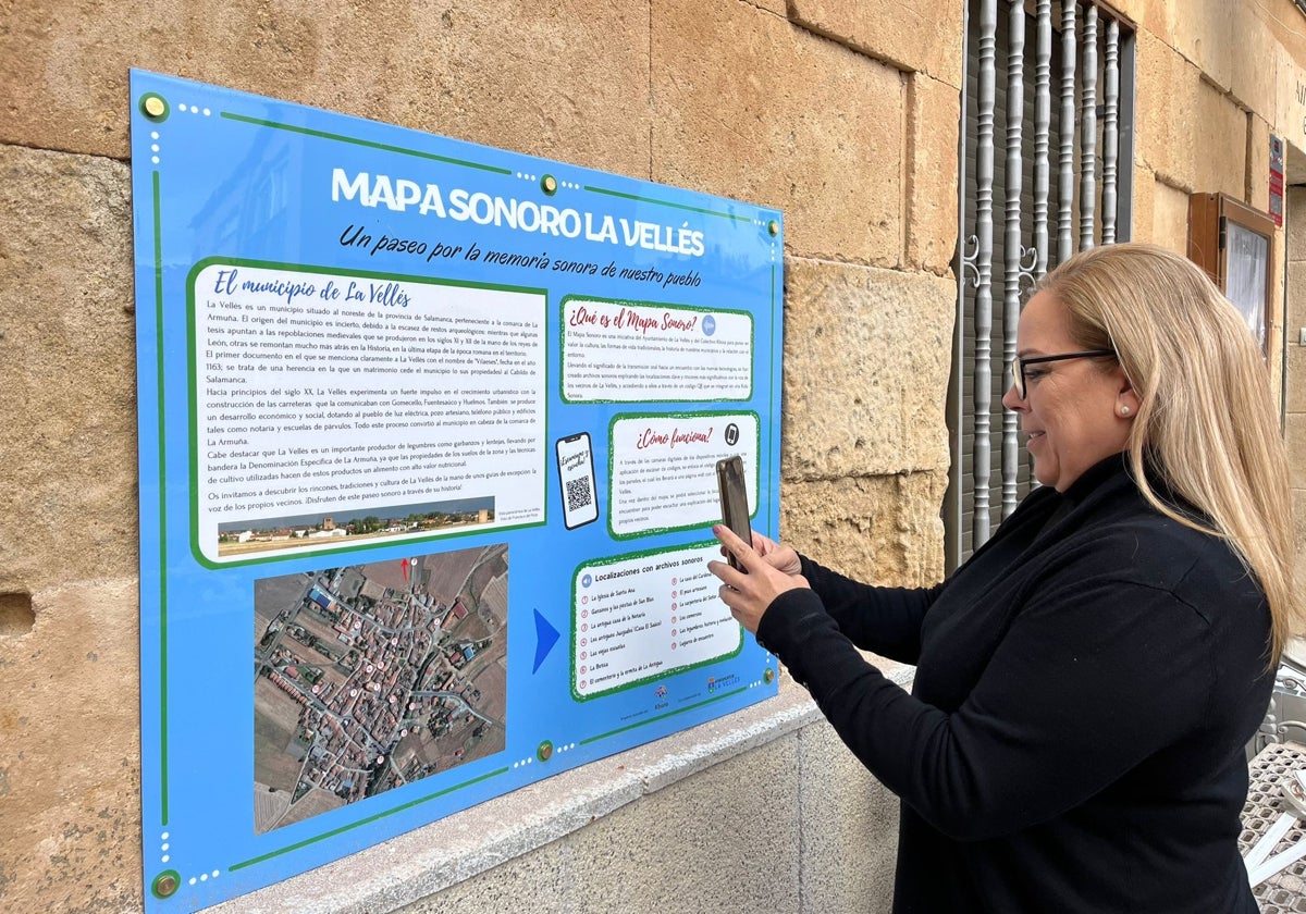 Una vecina prueba el 'mapa sonoro' de la localidad de La Vellés.