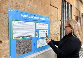 Una vecina prueba el 'mapa sonoro' de la localidad de La Vellés.