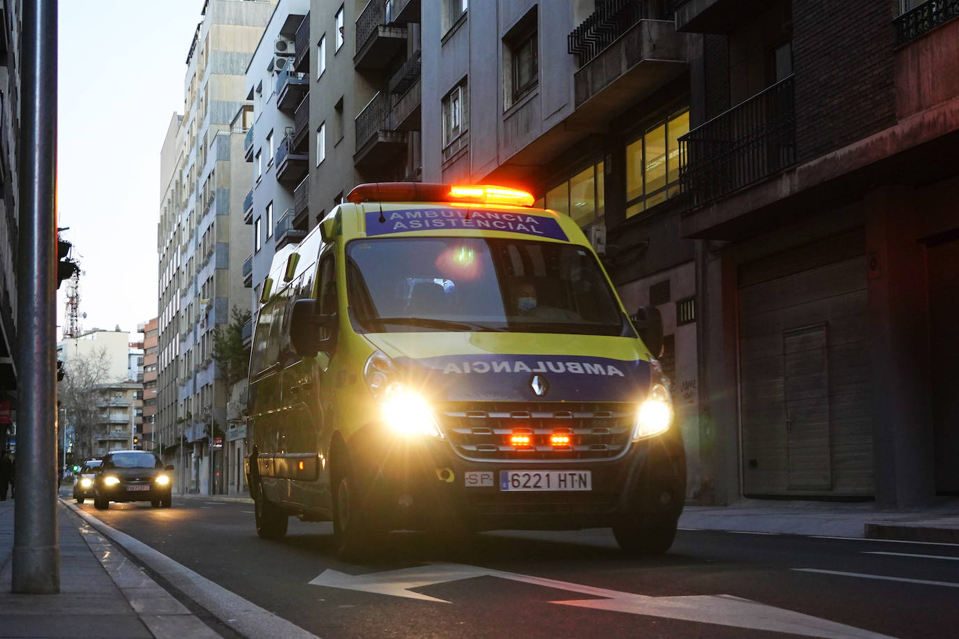 Una ambulancia de servicio por Salamanca.