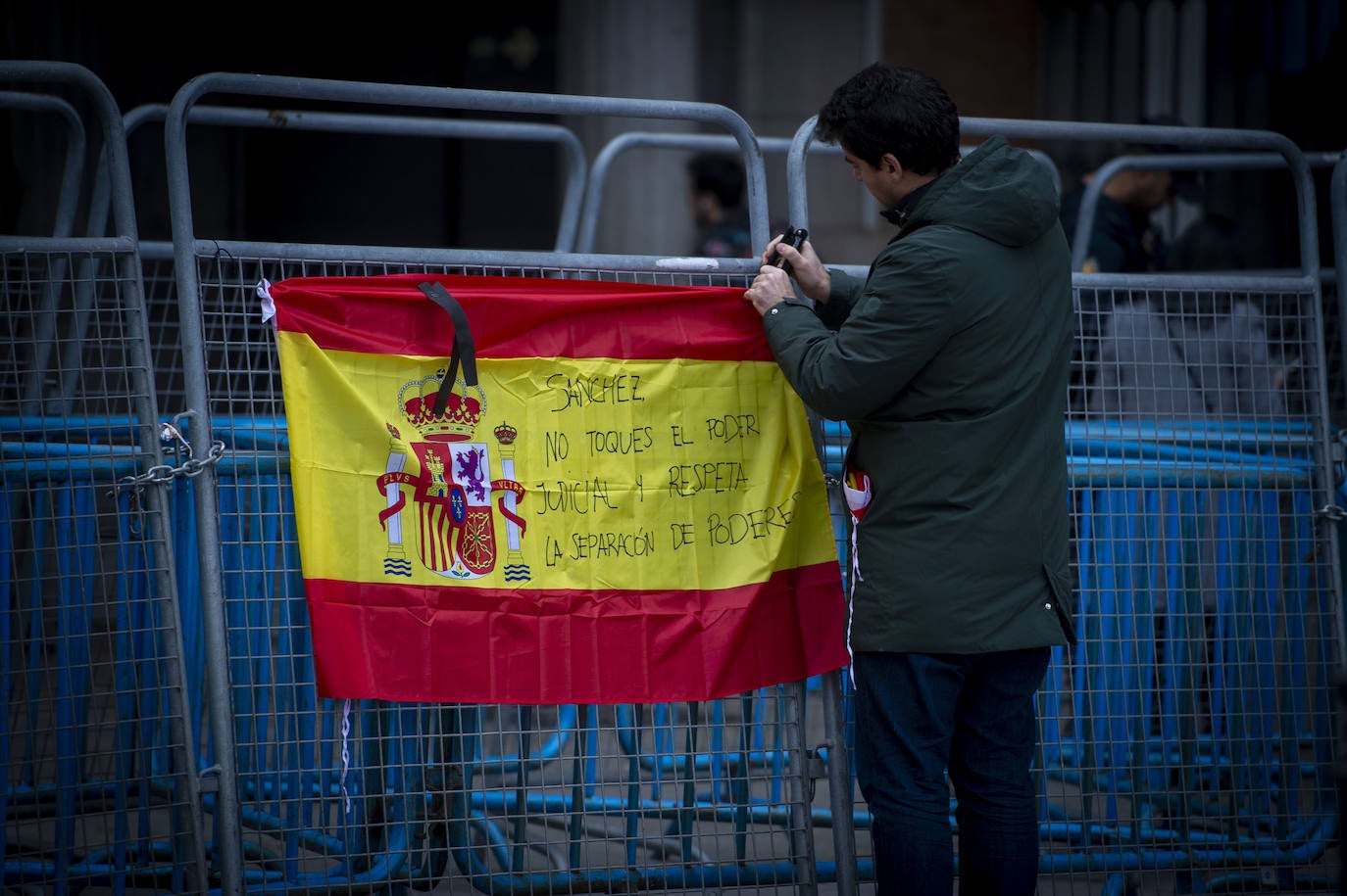 Decenas de personas se concentran contra Sánchez en el perímetro del Congreso