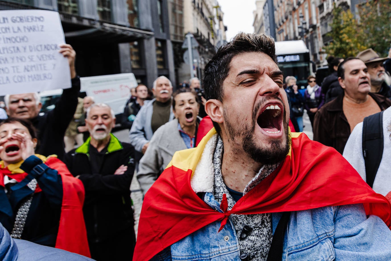 Decenas de personas se concentran contra Sánchez en el perímetro del Congreso