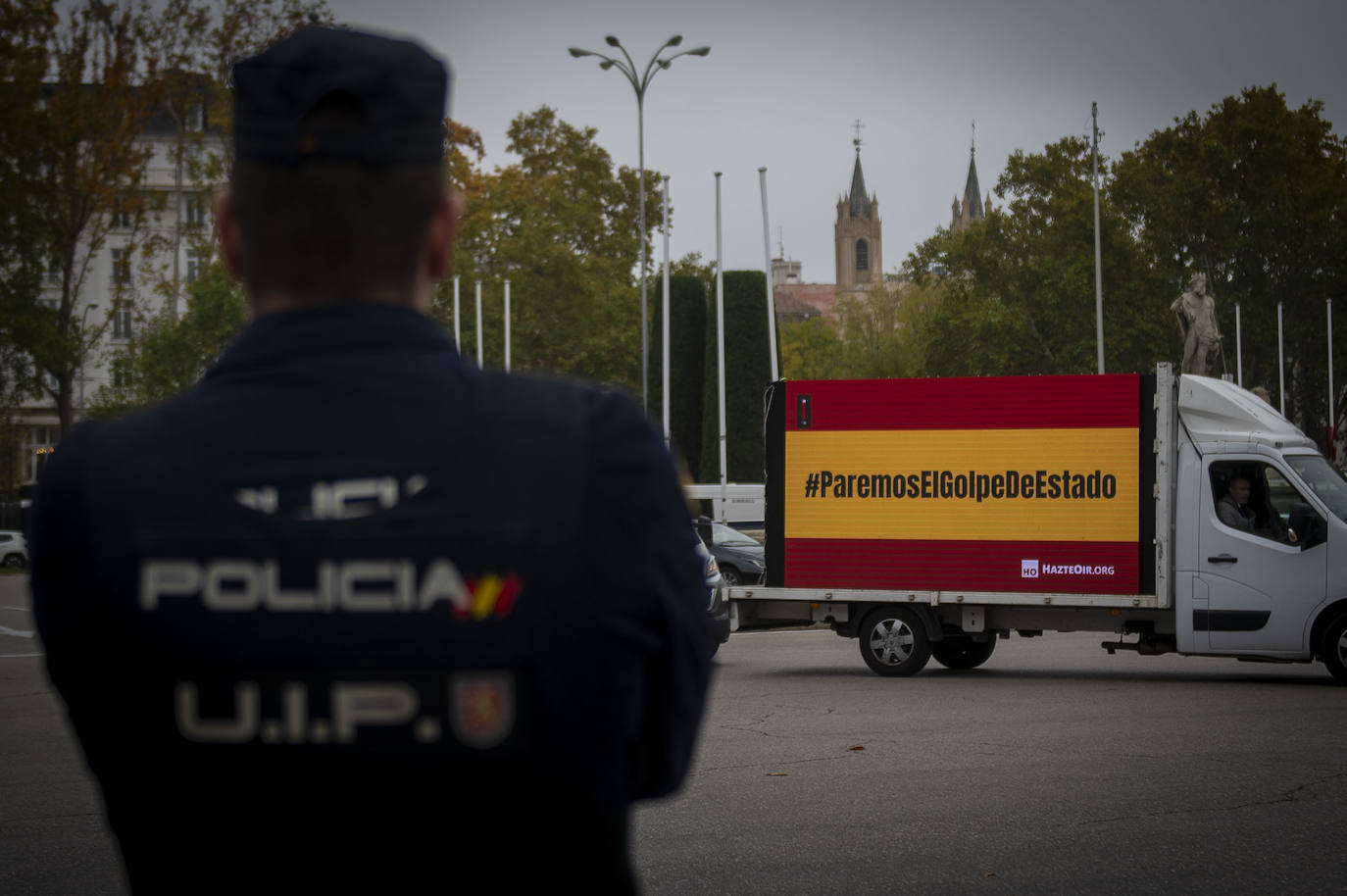 Decenas de personas se concentran contra Sánchez en el perímetro del Congreso