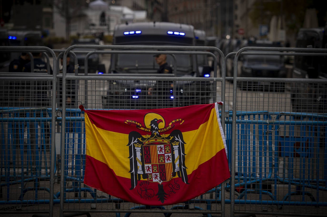 Decenas de personas se concentran contra Sánchez en el perímetro del Congreso