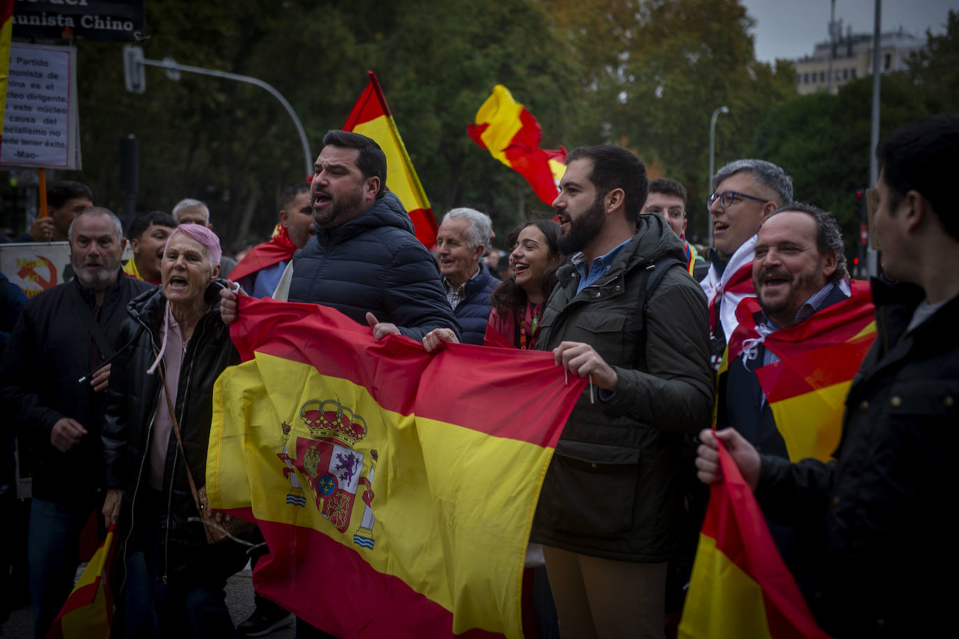 Decenas de personas se concentran contra Sánchez en el perímetro del Congreso